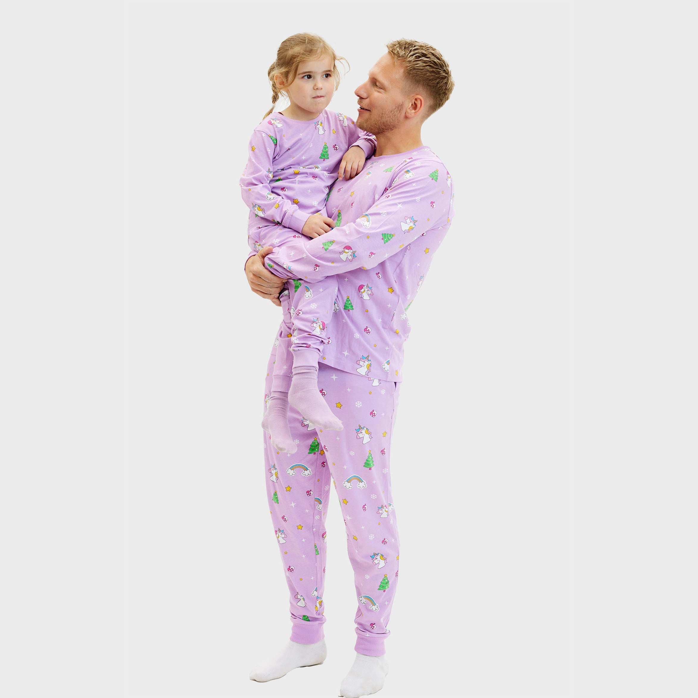 Lila Weihnachtenpyjama mit Einhornmotiv für Damen und Herren, passende Kindergröße 3-4 Jahre.